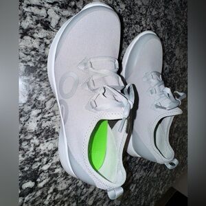 OOFOS Size 9.5 women’s sneakers